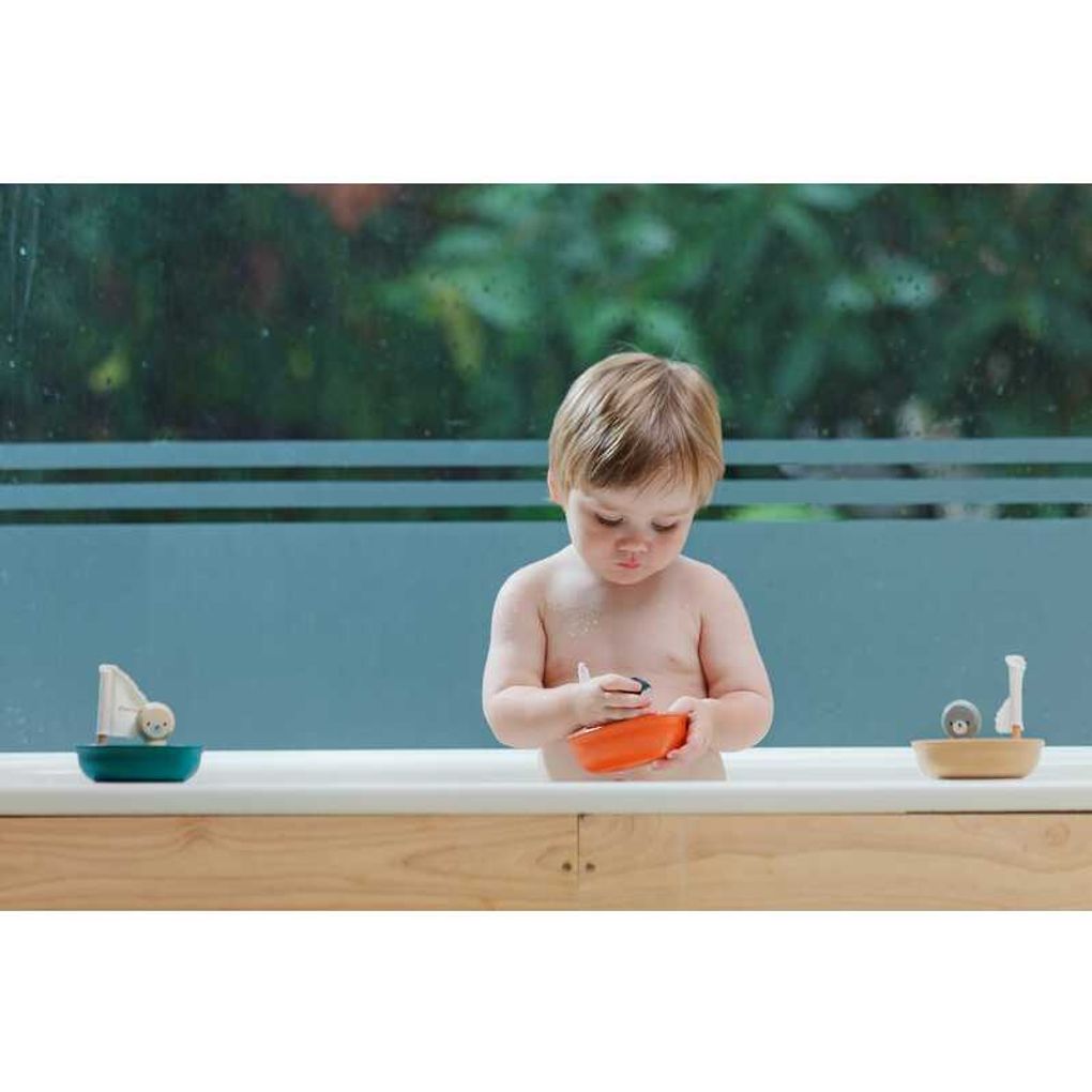 plantoys-sailing-boat-penguin